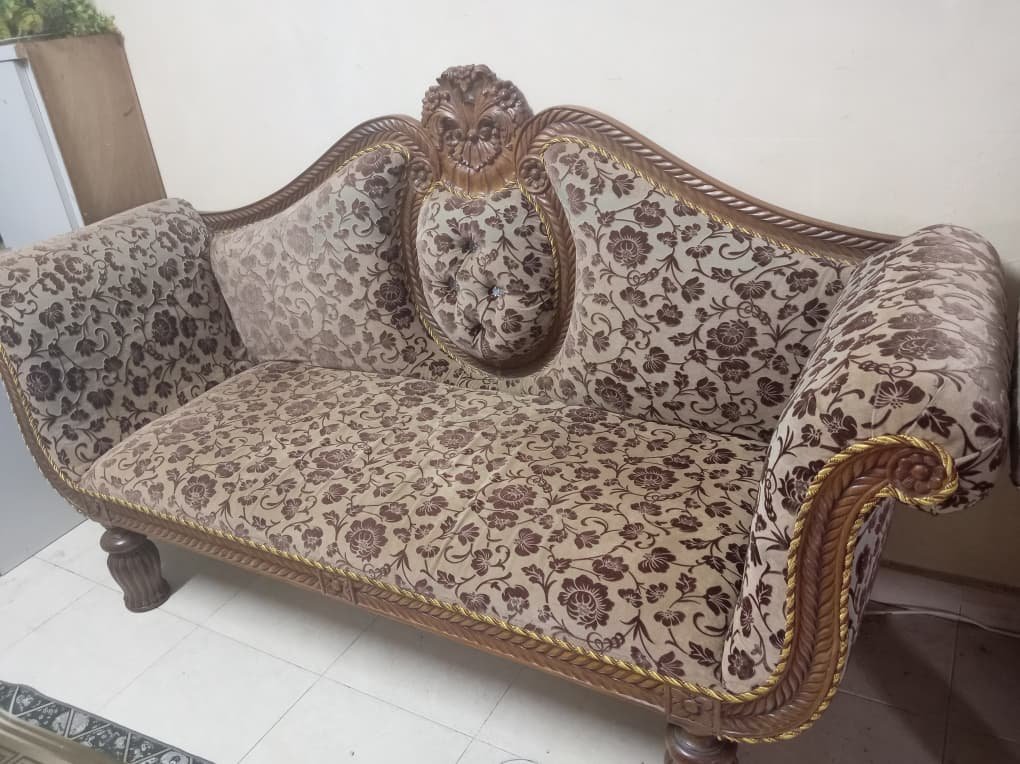 Set sofa gaya klasik dengan ukiran kayu yang eksklusif. Fabrik corak bunga, terjaga rapi, dan tiada kerosakan.