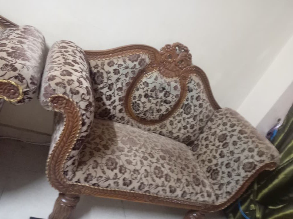 Set sofa gaya klasik dengan ukiran kayu yang eksklusif. Fabrik corak bunga, terjaga rapi, dan tiada kerosakan. — gambar 2